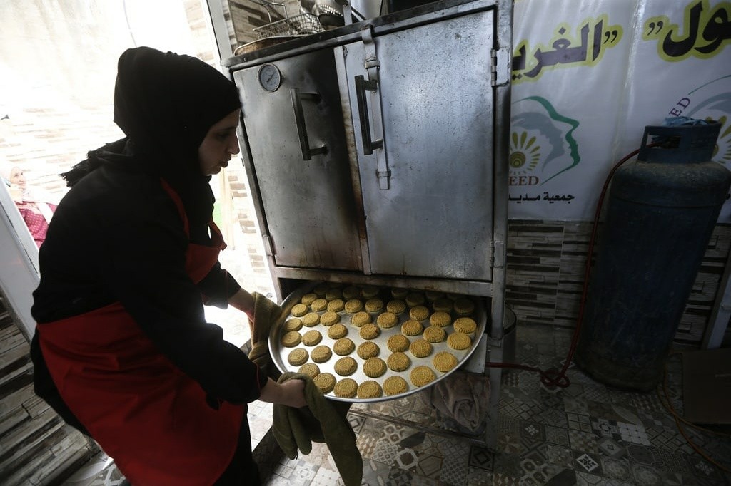 فلسطينيات يعملن على بيع الكعك لتحسين أوضاعهن الاقتصادية بالضفة الغربية