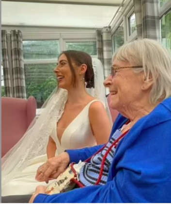 أرادت أن تفرح جدتها ..  فتاة تقيم زفافاً ثانياً لها في دار للمسنين
