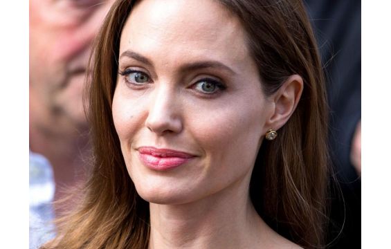 Angelina Jolie تثير إشاعة زواجها ..  بخاتم