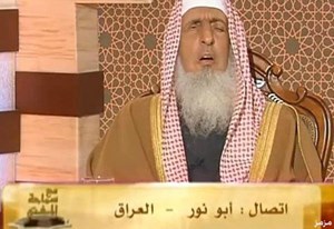 بالفيديو ..  مذيع على التلفزيون لمتصل متطاول على مفتي المملكة: أغرب لا بارك الله فيك