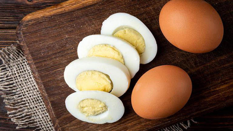 لن تتخيل ما يحدث لعضلة القلب عند تناول البيض المسلوق ..  مفاجأة