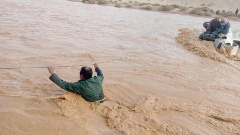 فرق الدفاع المدني تنقذ 7 اشخاص حاصرتهم السيول في منطقة الأزرق