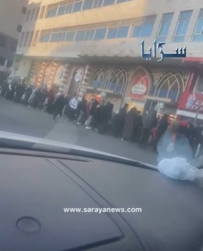 بالفيديو ..  تجمع عدد كبير من المواطنين أمام مطعم في عمان بسبب عرض على "وجبات الشاورما"