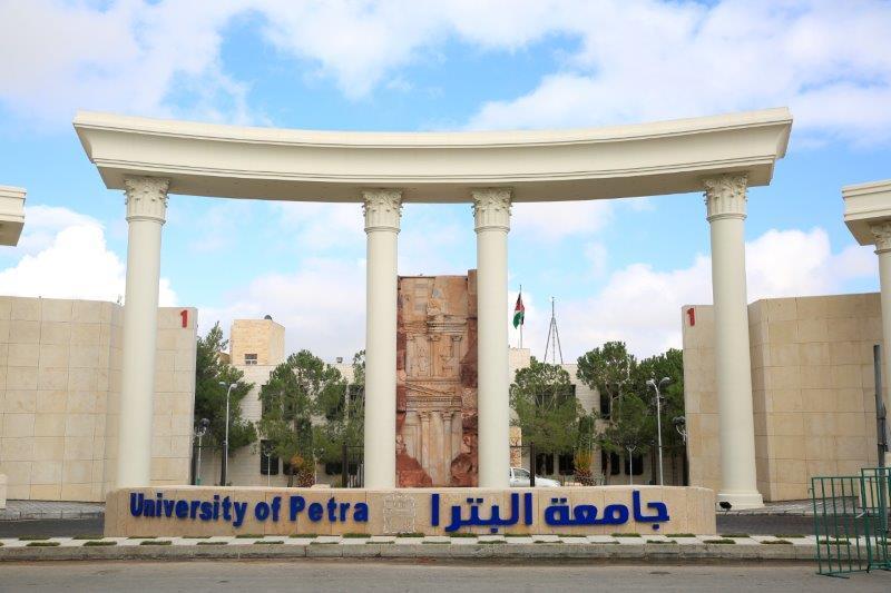 جامعة البترا تسلم شهادات الاعتماد الأوروبي الألماني على خريجي الكيمياء