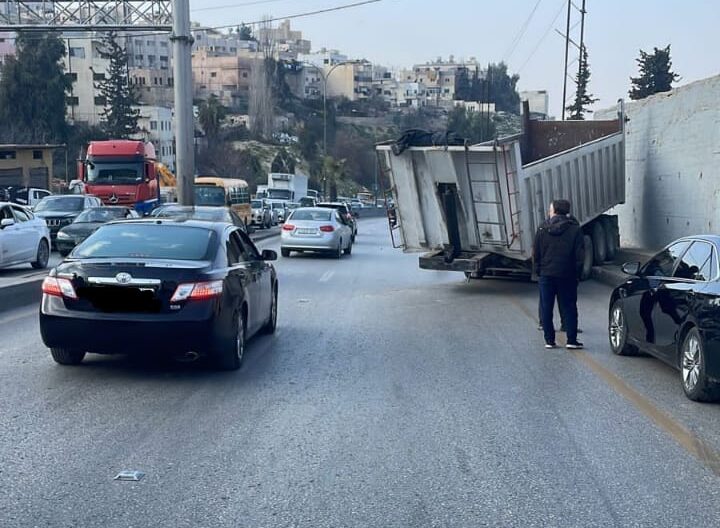 تدهور قلاب واصطدامه بمركبة في نزول صويلح