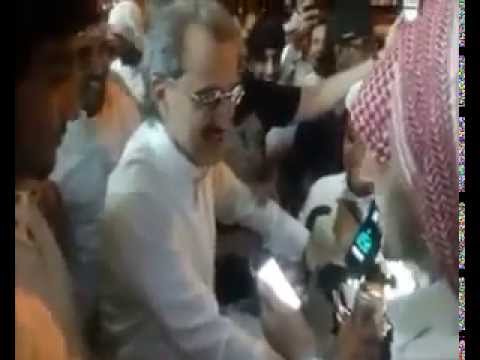 بالفيديو ..  الوليد بن طلال لاحد الشباب : لا تقول لي أمير أنا مواطن سعودي مثلكم