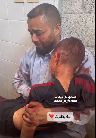 "يارب صبرني"  ..  فلسطيني يحتضن طفله الذي ارتقى في قصف الاحتلال لأطفال كانوا يلعبون في الشارع  ..  فيديو 