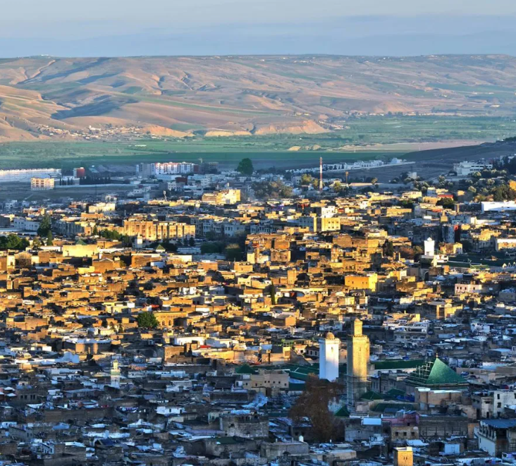 رحلة سياحية بين الأزقة التاريخية في مدينة فاس المغربية