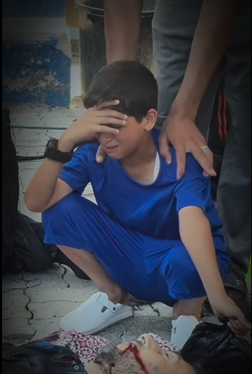 طفل يبكي والده الذي استشهد وهو يصلي في "مجزرة مخيم الشاطئ"  ..  فيديو 
