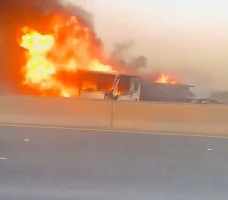 حريق مركبة على الدائري السادس في الكويت 