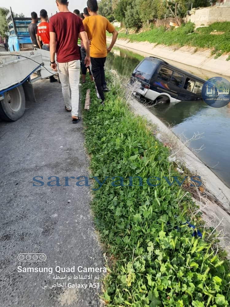 نجاة سائق باص صغير بعد سقوطه في قناة الملك عبدالله بالاغوار الشمالية  ..  صوره 