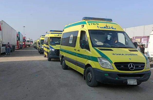 سيارات إسعاف مصرية تعبر رفح لنقل جرحى فلسطينيين