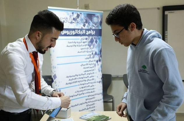 جامعة عمان الأهلية تشارك في معرض الجامعات في مدرسة المشرق الدولية