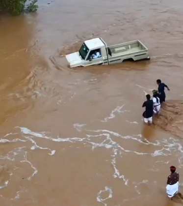 بالفيديو ..  شبان ينقذون محتجزا علق في سيول جازان