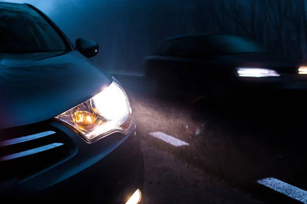 ضعف إضاءة مصابيح السيارة: الأسباب والتقنيات الحديثة وكيفية التعامل معها