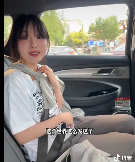 فتاة كورية تستقل سيارة أجرة بدون سائق لأول مرة في ووهان