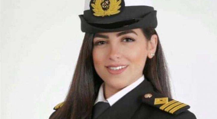 ما علاقة القبطانة المصرية مروة السلحدار بجنوح سفينة حاويات في قناة السويس؟