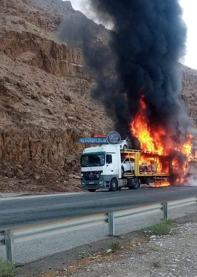 اندلاع حريق بشاحنة نقل محملة بمركبات على طريق وادي عربة