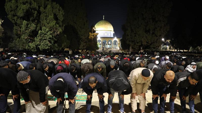 في ليلة السادس من رمضان  ..  50 الف مصلٍ يؤدون صلاتي العشاء والتراويح في المسجد الأقصى المبارك