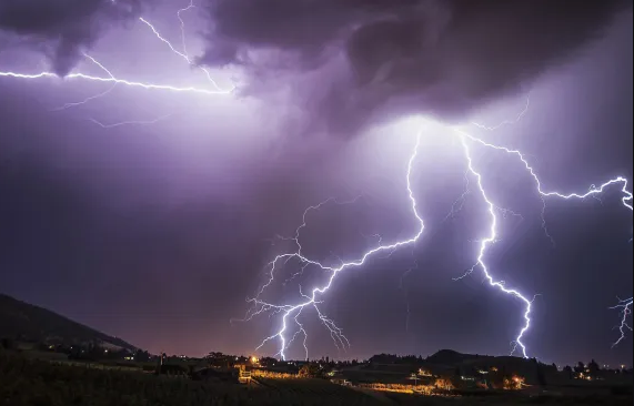 الأرصاد: غيوم ركامية رعدية تظهر في المناطق الشرقية وتحذير من السيول