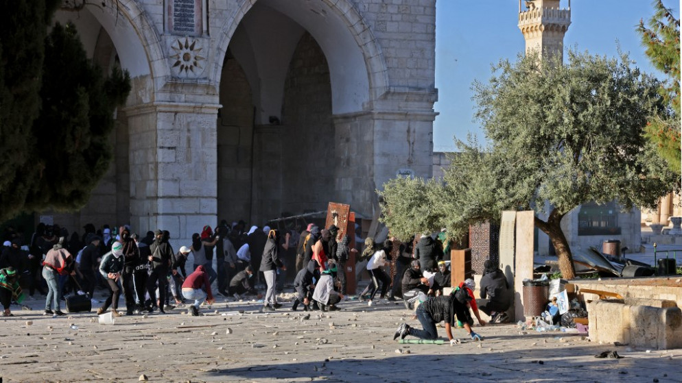 أكثر من 150 إصابة بينها إصابتان خطيرتان بعد اقتحام مسجد الأقصى  ..  فيديو وصور 