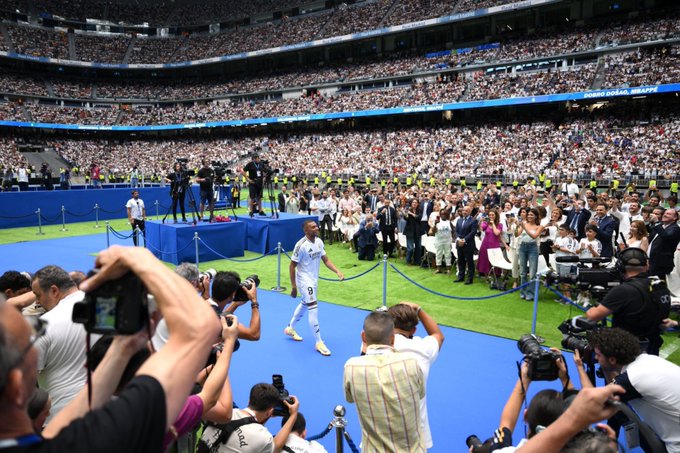 جنون في ملعب ريال مدريد أثناء أضخم حفل في التاريخ لتقديم كيليان مبابي  ..  فيديو الحفل كاملاً