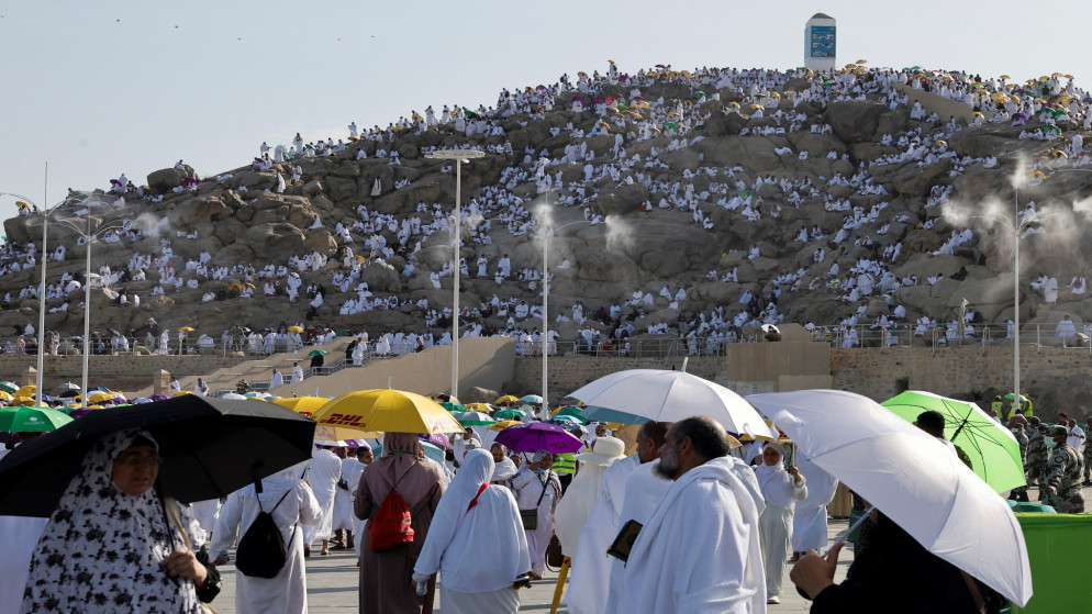 حجاج يتوافدون على عرفات لأداء ركن الحج الأعظم