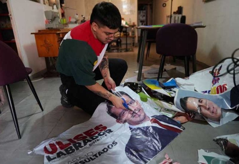 مصمم أزياء يعيد تدوير لافتات الانتخابات إلى حقائب نسائية 