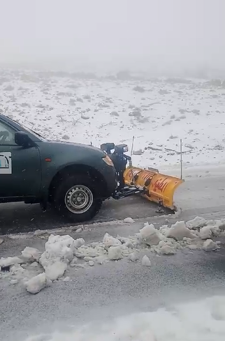 شاهد بالفيديو ..  تساقط الثلوج يتسبب في إغلاق طرق في محافظة الطفيلة