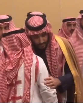 سعودي يستوقف محمد بن سلمان في عزاء ..  شاهد ردة الفعل - فيديو 