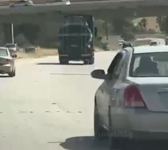 بالفيديو  ..  سائق "تنك" مياه يسابق الريح بسرعة جنونية على طريق عمان جرش 