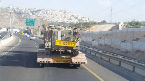 بالصور: انسحاب الدبابات الاسرائيلية من تخوم قطاع غزة  ..  ونقل بعضها علی طريق تل ابيب   