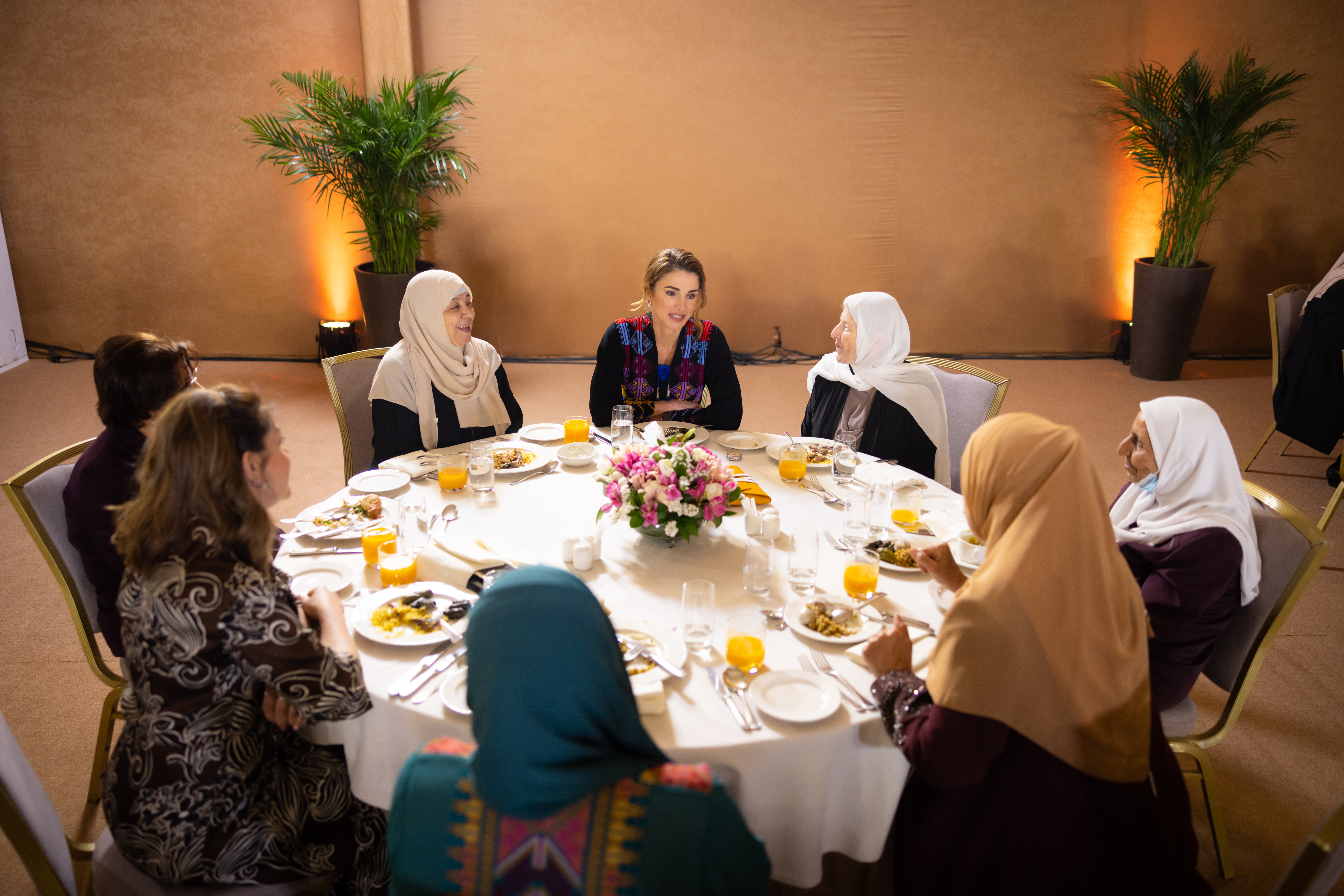 الملكة رانيا تقيم إفطاراً لعدد من السيدات بإربد