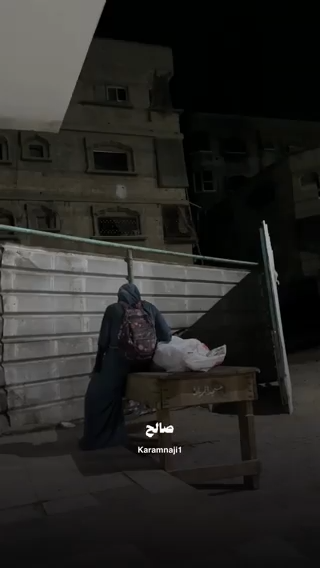 مشهد مؤثر  ..  حوار بين فلسطينية وجثمان زوجها الشهيد في مستشفى كمال عدوان (فيديو) 
