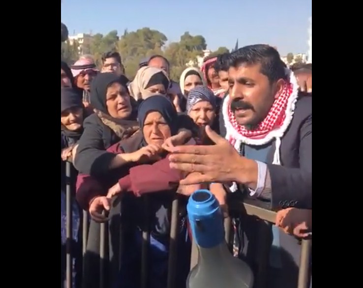 بالفيديو  ..  العشرات يعتصمون امام النواب للمطالبة بشمولية العفو العام 