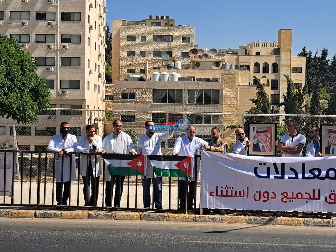 بالفيديو والصور ..  وقفة احتجاجية بـ"الروب الابيض" لعدد من اطباء حملة البورد الأجنبي امام مجلس النواب 