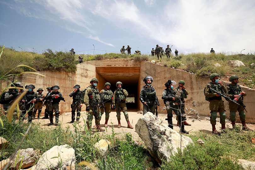 قوات الاحتلال تشن حملة اعتقالات بالضفة بينهم قيادات في حماس