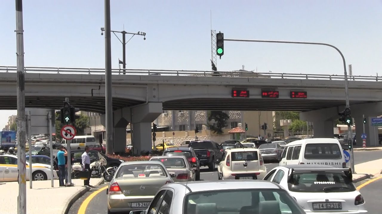 ازدحام مروري خانق عند الدوار الثامن نتيجة تصادم مركبتين 