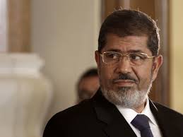 مرسي لا يعترف بسلطة المحكمة التي سيمثل امامها