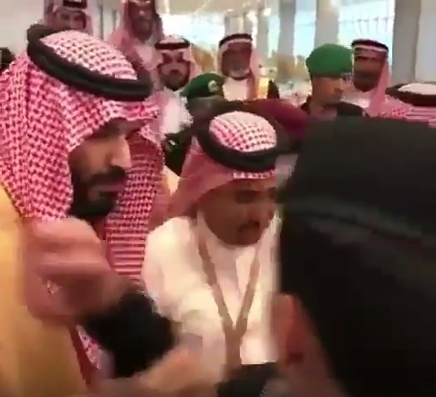 بالفيديو ..  الامير محمد بن سلمان يدفع احد حراسه بغضب لالتقاط صورة مع مواطن سعودي