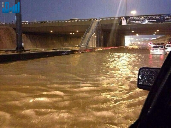 بالفيديو والصور  ..  الرياض تغرق والدفاع المدني يطلق تحذيراته ويعلن التأهب