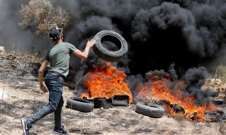 الفلسطينيون يحيون "يوم الغضب الشعبي" عند نقاط التماس ..  واصابة عشرات المواطنين