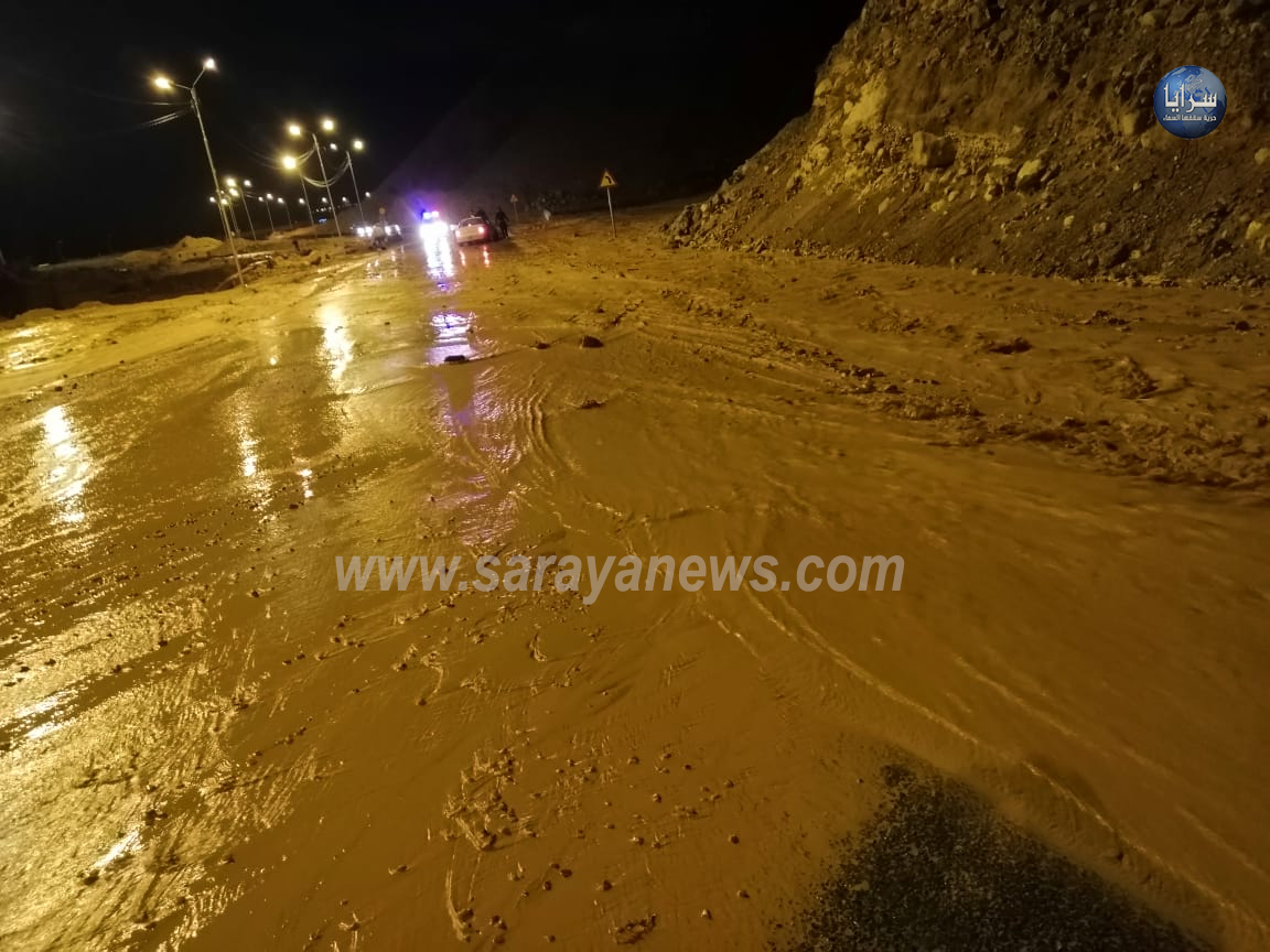 بالفيديو والصور  .. اغلاق طريق البحر الميت لارتفاع منسوب المياه وحدوث انهيارات 