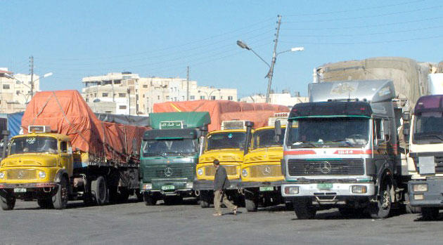 سائقو شاحنات يشتكون من تأخير المعاملات بجمرك عمان