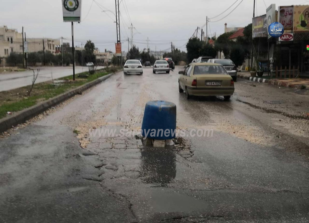  اربد: بالصور .. : وضع برميل في حفرة وسط الطريق العام يثير استهجان المواطنين بعد أعمال حفريات لسلطة المياه