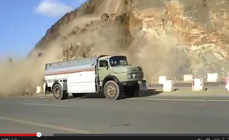 شاهد بالفيديو .. لحظة انهيار جبل في السعودية