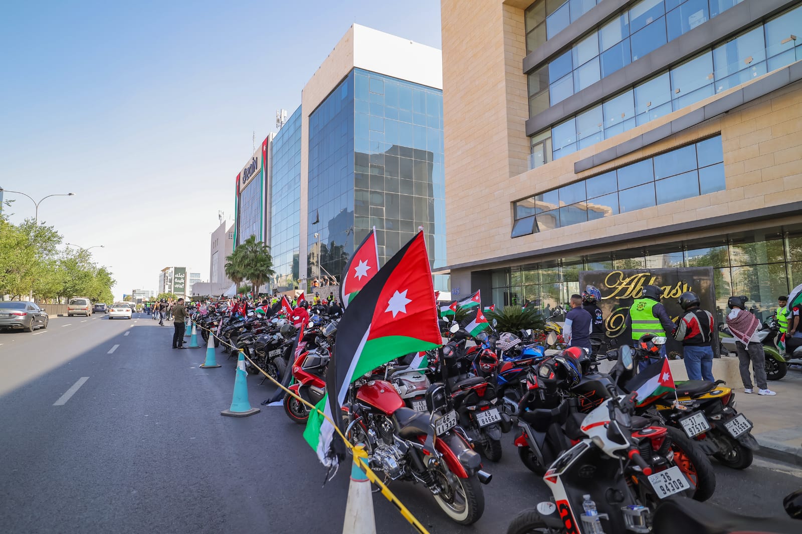 ضمن احتفالات زين بالعيد الـ 78 لاستقلال المملكة واليوبيل الفضي مسيرة دراجات مزيّنة بالأعلام الأردنية تنطلق من زين لتجوب شوارع عمان
