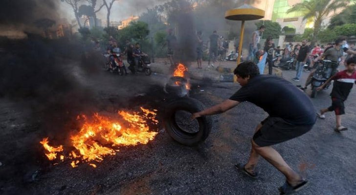 احتجاجات وقطع طرق في لبنان تنديدا بتردي الوضع الاقتصادي