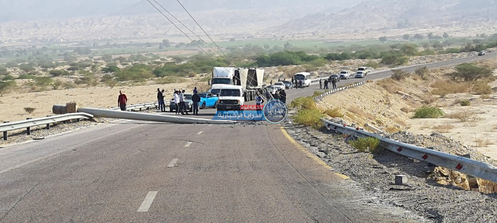 سقوط عمودين كهرباء على طريق العقبة - الأغوار الجنوبية نتيجة الرياح الشديدة ..  صور 