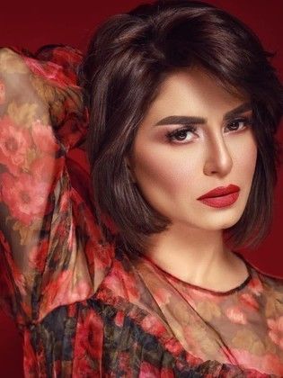 مسيرة الفنانة “منة فضالي: هاجـمت سلاف فواخرجي وفنانة شابة خطفت منها خطيبها وملابسها الجريئة تسببت بطلاقها